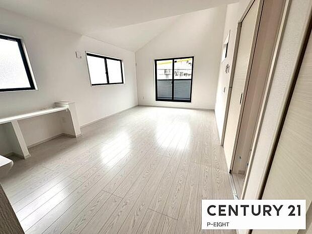 大きな窓のある明るいリビングです！