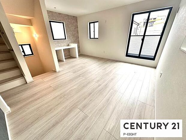 大きな窓のある明るいリビングです!