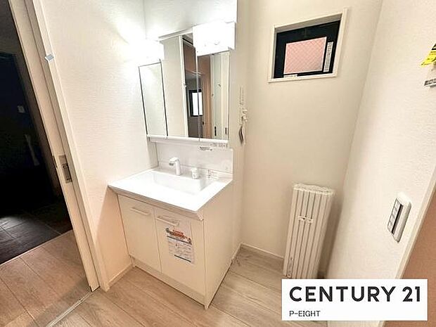 明るい洗面台で身支度ができます!