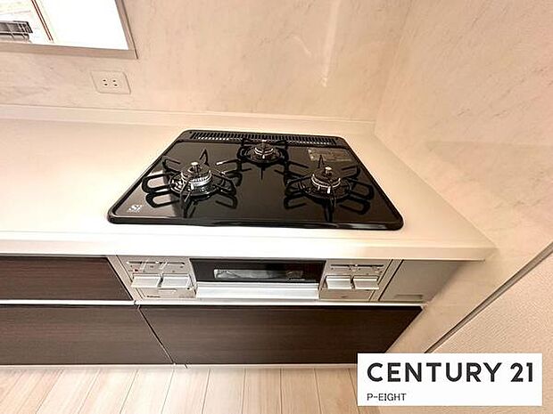 三口ガスコンロで料理もはかどりますね！グリルもあります！