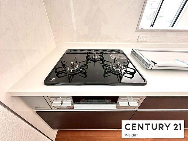 三口ガスコンロで料理もはかどりますね！グリルもあります！