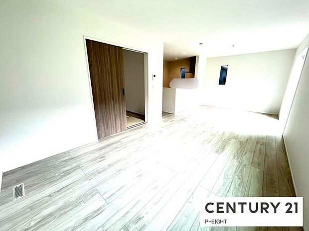 大きな窓のある広々とした明るいリビングです!