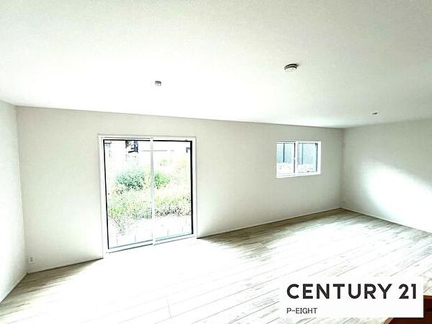 大きな窓から日光が差し込む明るいリビングです!