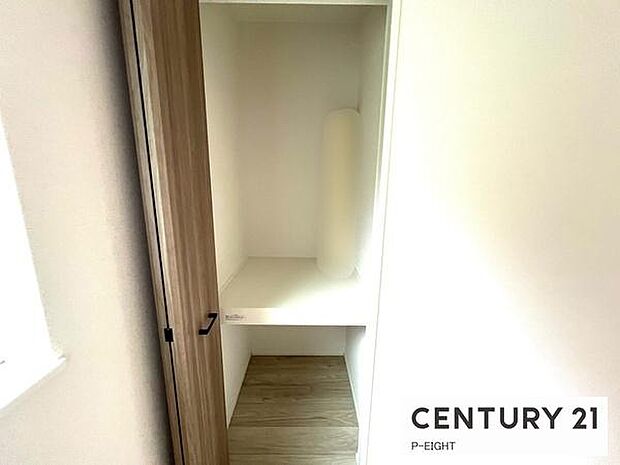 棚付きで収納に便利です!