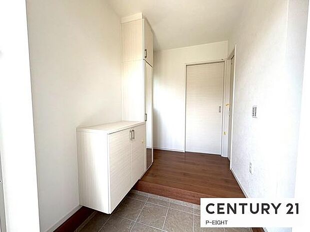 白を基調とした明るい玄関です!