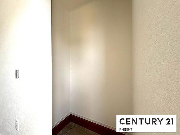 ベビーカーやゴルフクラブなども置ける便利な収納スペースがあります!