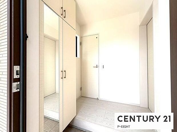 白を基調とした明るい玄関です！