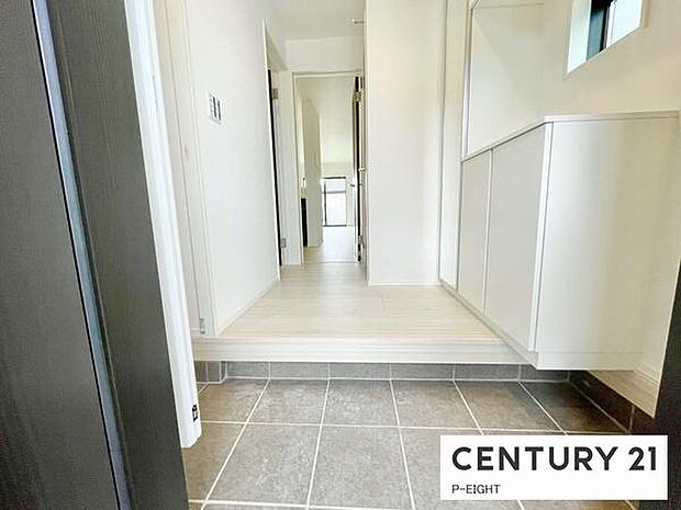 白を基調とした明るい玄関です！