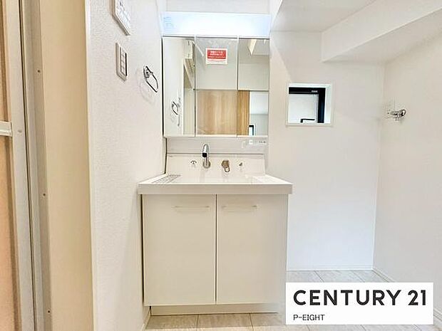 明るい洗面台で身支度ができます！洗濯機を置くスペースもあります！