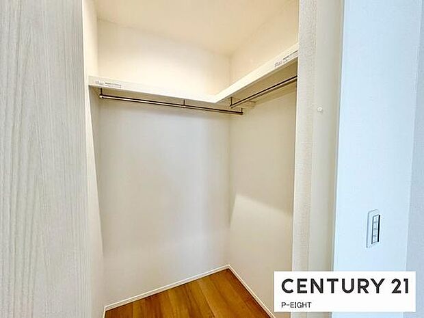 ウォークインクローゼットでたくさん収納できます！