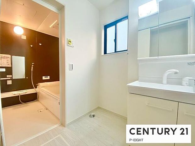 明るい洗面台で身支度ができます!洗濯機を置くスペースもあります!