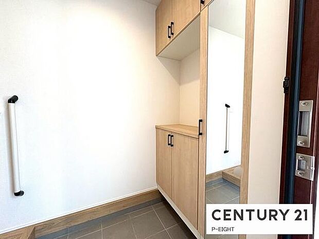 玄関先に収納が多く、家族の靴もきれいにまとまります。