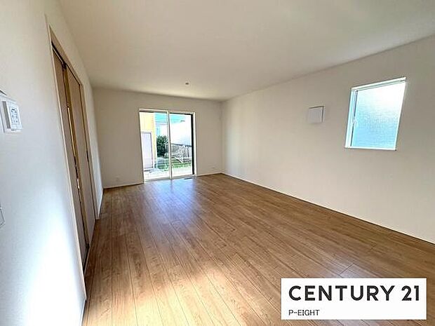 大きな窓のある広々とした明るいリビングです！