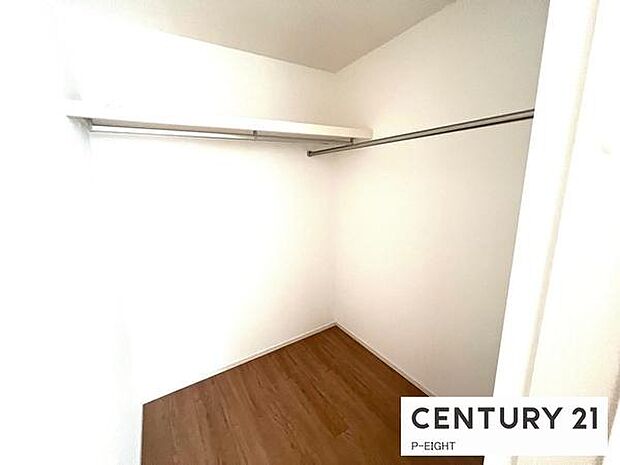 広々としたウォークインクローゼットでたくさん収納できます!