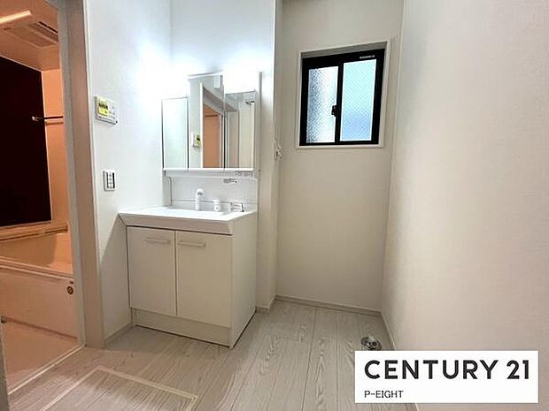 明るい洗面台で、毎日の身支度を！