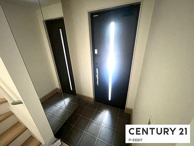 鏡付きシューズボックス付きの明るい玄関です！