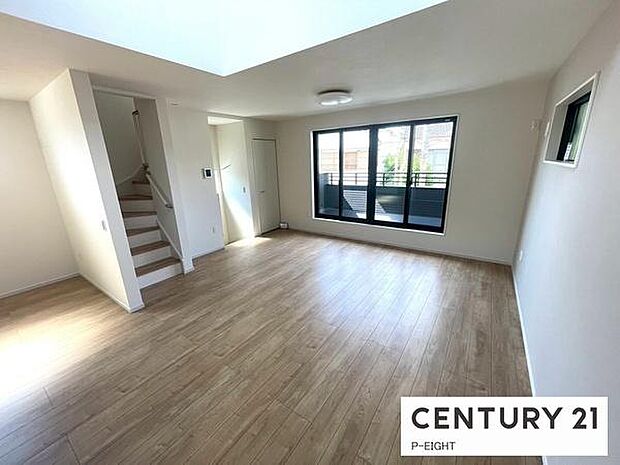 大きな窓のある明るいリビングです！