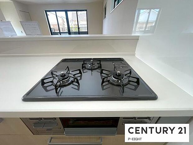 三口ガスコンロで料理もはかどりますね！グリルもあります！