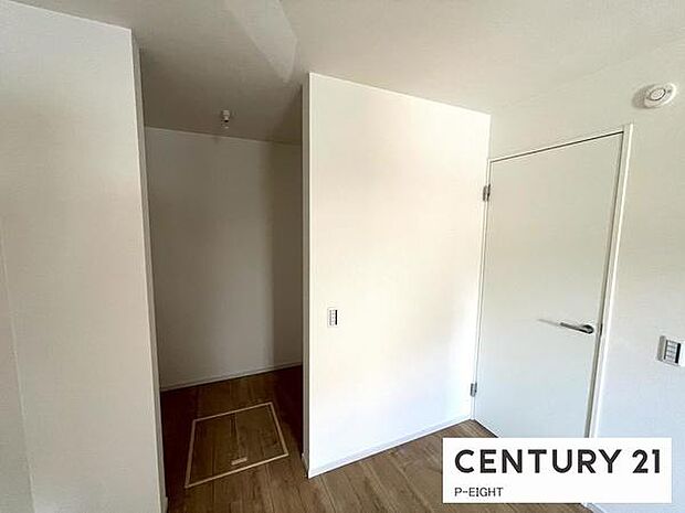 ウォークインクローゼットでたくさん収納できます！