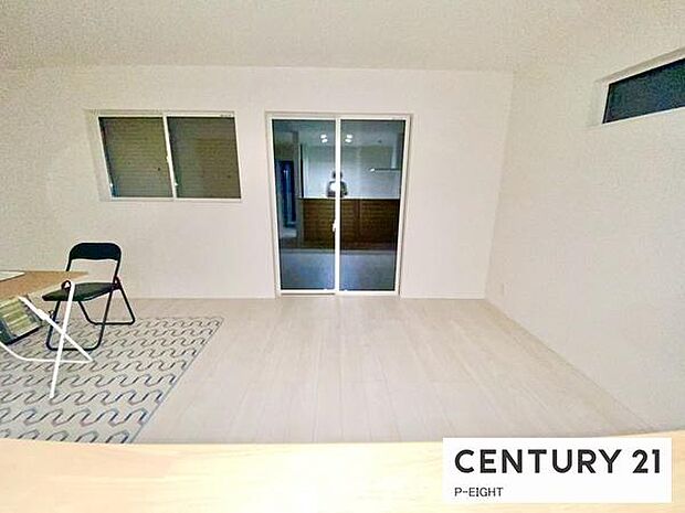 大きな窓から日光が差し込む明るいリビングです！