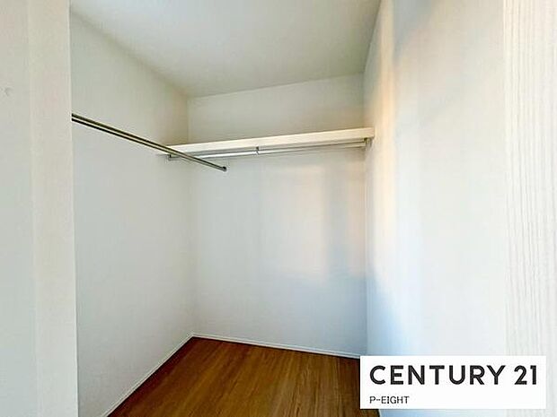 ウォークインクローゼットでたくさん収納できます！