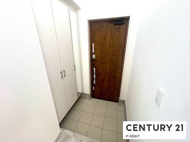 白を基調とした明るい玄関です！