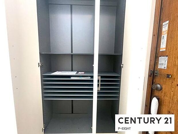 玄関先に収納が多く、家族の靴もきれいにまとまります。