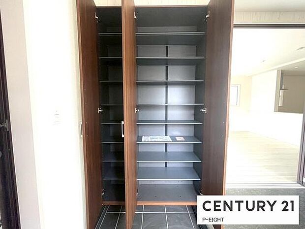 玄関先に収納が多く、家族の靴もきれいにまとまります。