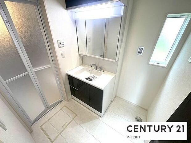 明るい洗面台で身支度ができます！洗濯機を置くスペースもあります！