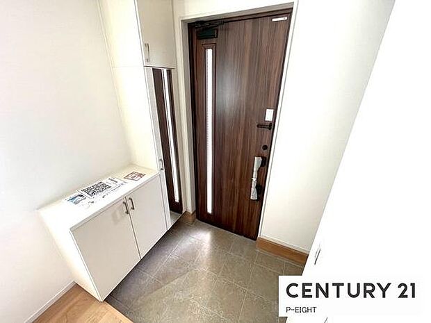 白を基調とした明るい玄関です！