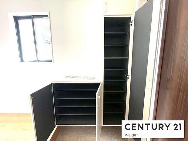 玄関先に収納が多く、家族の靴もきれいにまとまります。