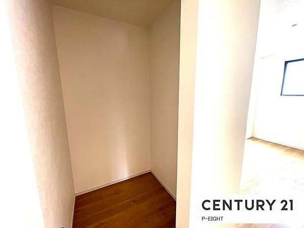 ウォークインクローゼットでたくさん収納できます！