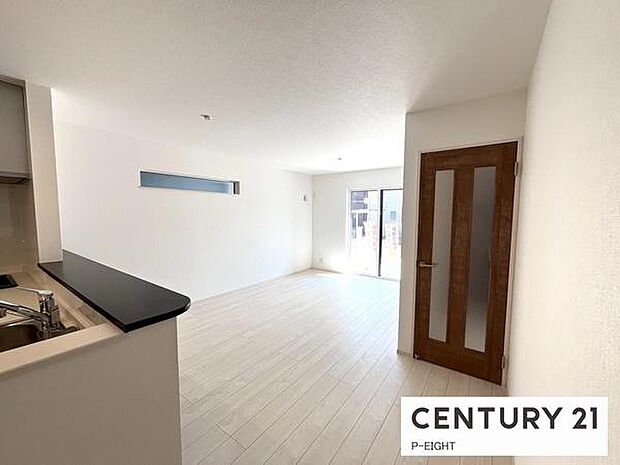 大きな窓のある明るいリビングです!