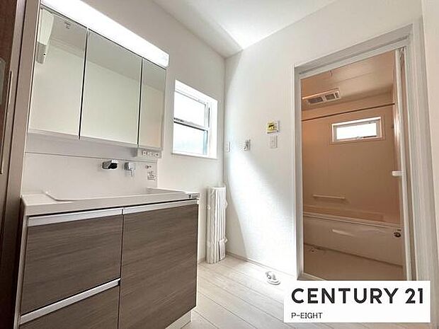 明るい洗面台で身支度ができます!洗濯機を置くスペースもあります!