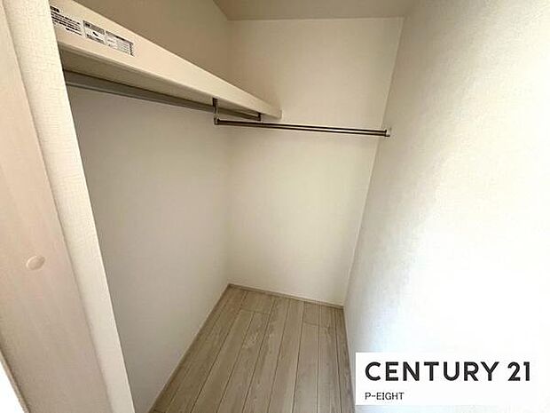 ウォークインクローゼットでお部屋もスッキリ!