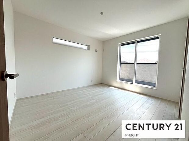 バルコニーに面している広々とした部屋です!