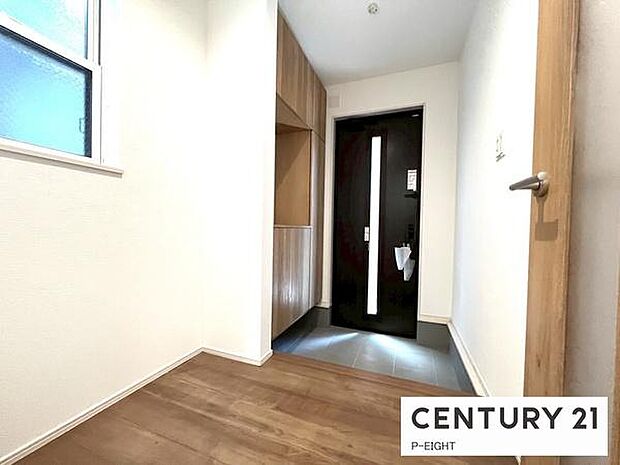 白を基調とした明るい玄関です!