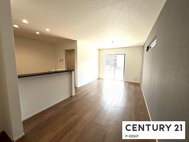 大きな窓のある明るいリビングです!