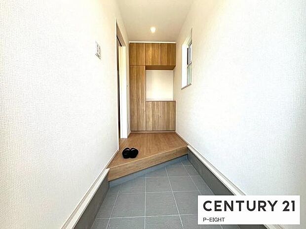 白を基調とした明るい玄関です!