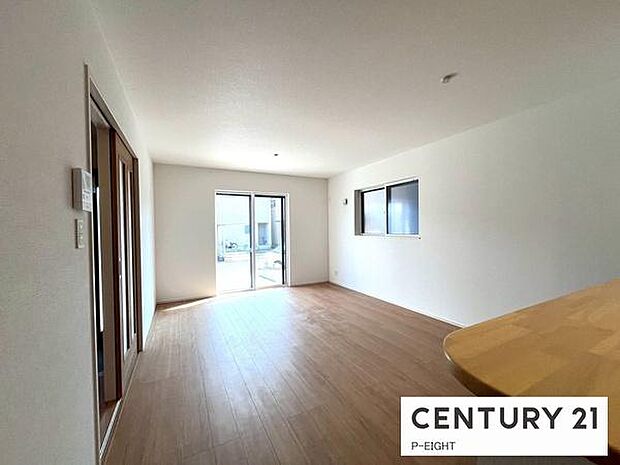 大きな窓のある明るいリビングです!