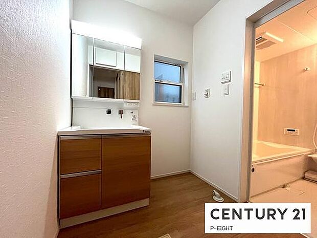 明るい洗面台で身支度ができます!洗濯機を置くスペースもあります!