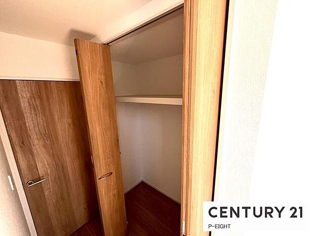 棚付きで収納に便利です!