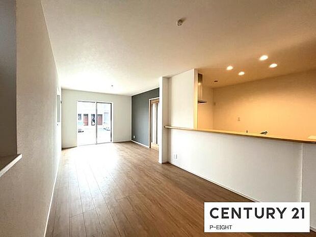 大きな窓のある明るいリビングです！