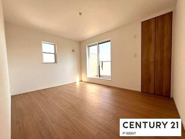 バルコニーに面している広々とした部屋です！