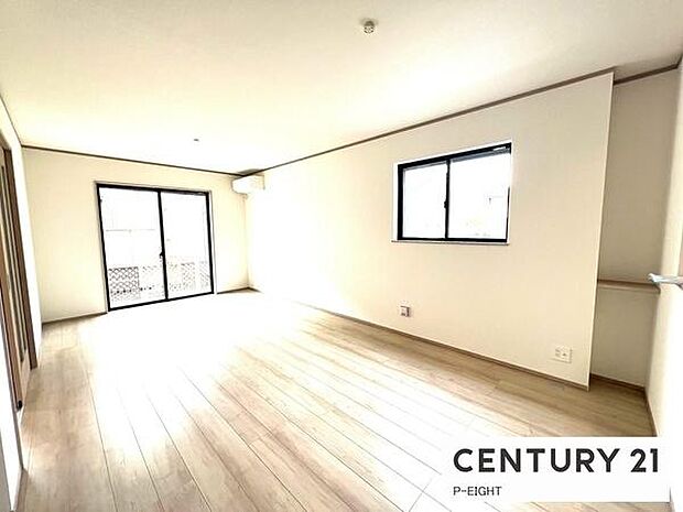 大きな窓のある広々とした明るいリビングです！