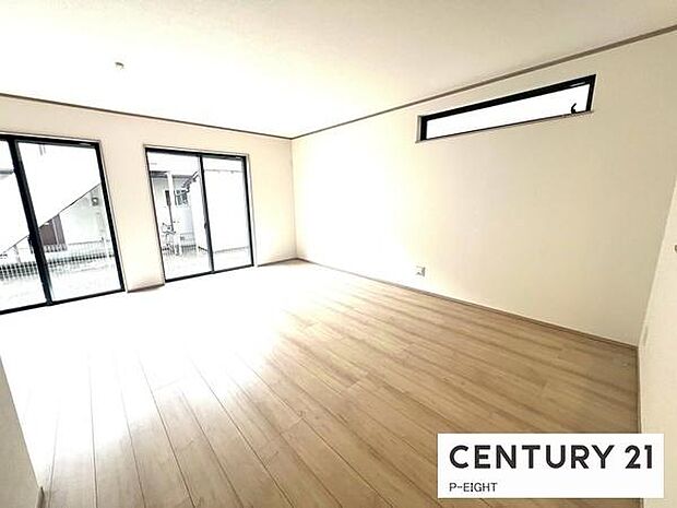 大きな窓のある広々とした明るいリビングです!