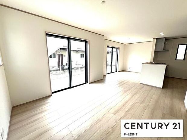 大きな窓のある広々とした明るいリビングです！