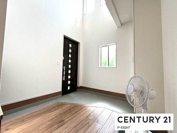 上部に吹抜けのある明るい玄関です!