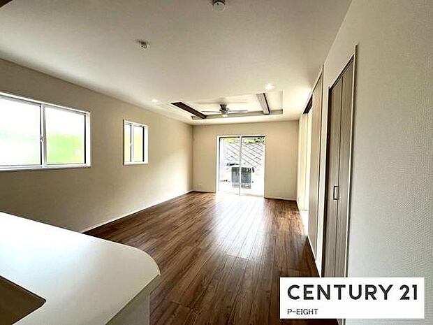 大きな窓のある明るいリビングです!