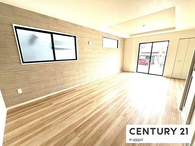 大きな窓のある広々とした明るいリビングです！